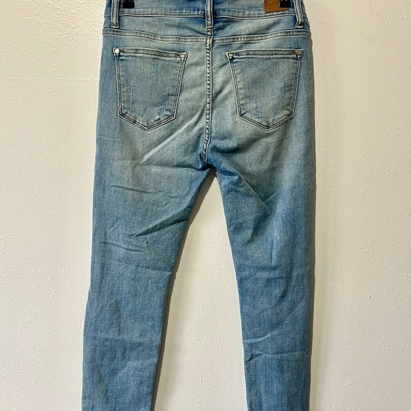 Judy Blue Light Wash Skinny Fit Distressed Jean - 11/30 - Picture 9 of 14